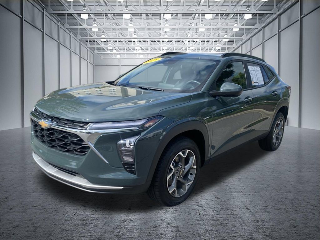 Used 2025 Chevrolet Trax LT w/ LT Convenience Package FWD image 11