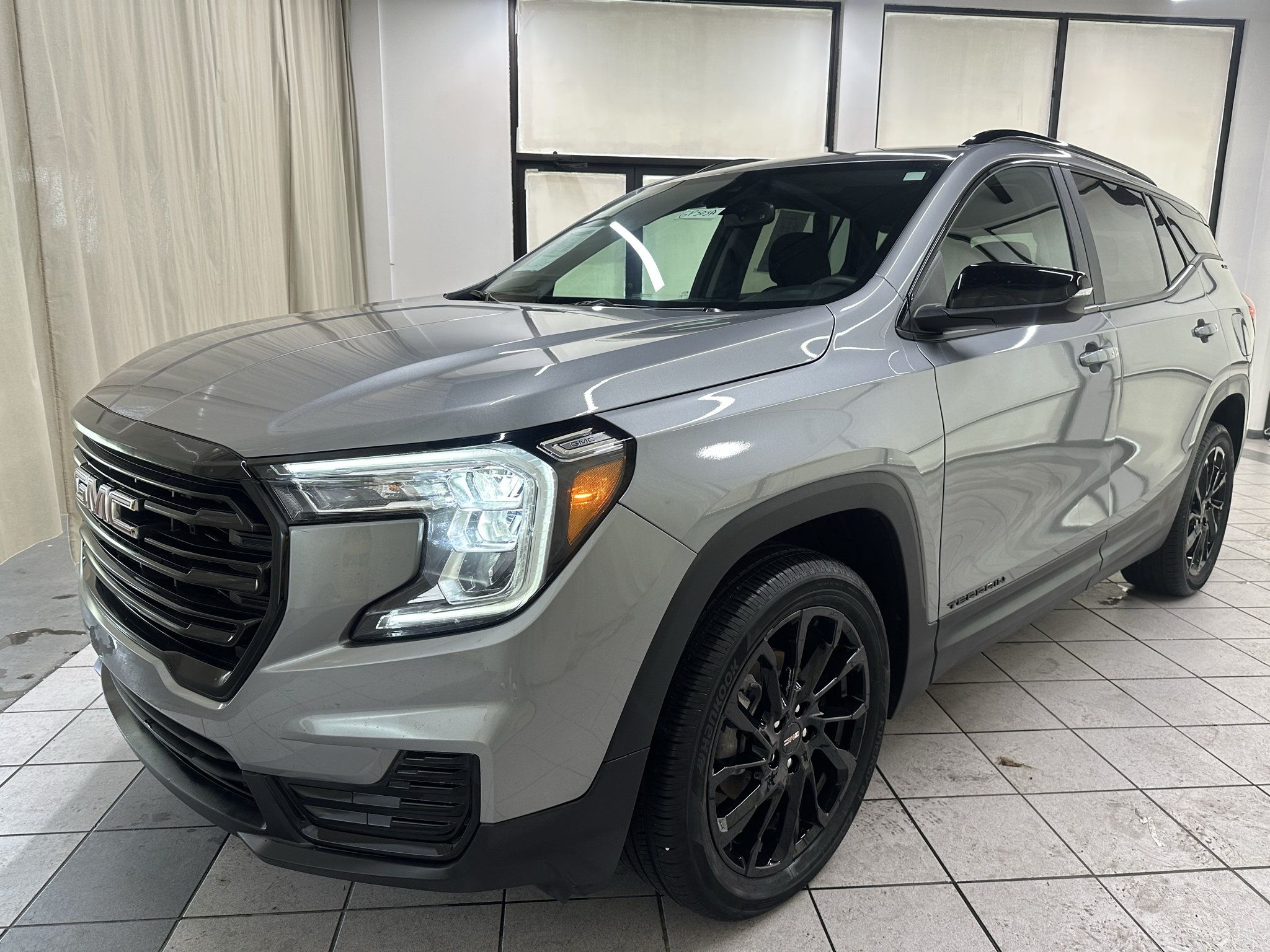 Used 2024 GMC Terrain SLE w/ Elevation Edition AWD/4WD image 13