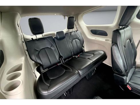Certified 2024 Chrysler Pacifica Touring-L FWD image 32