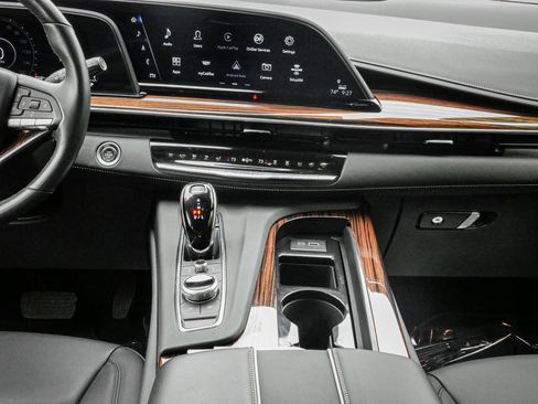 Used 2024 Cadillac Escalade Luxury AWD/4WD image 29