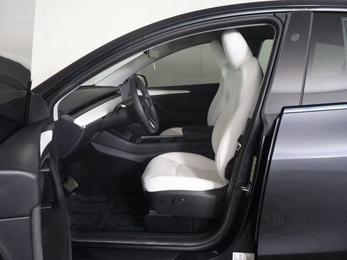 Used 2024 Tesla Model Y Long Range RWD image 30