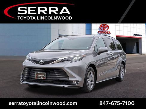 Used 2026 Toyota Sienna XLE FWD image 1