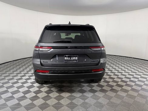 Certified 2023 Jeep Grand Cherokee Limited w/ Black Appearance Package AWD/4WD image 8