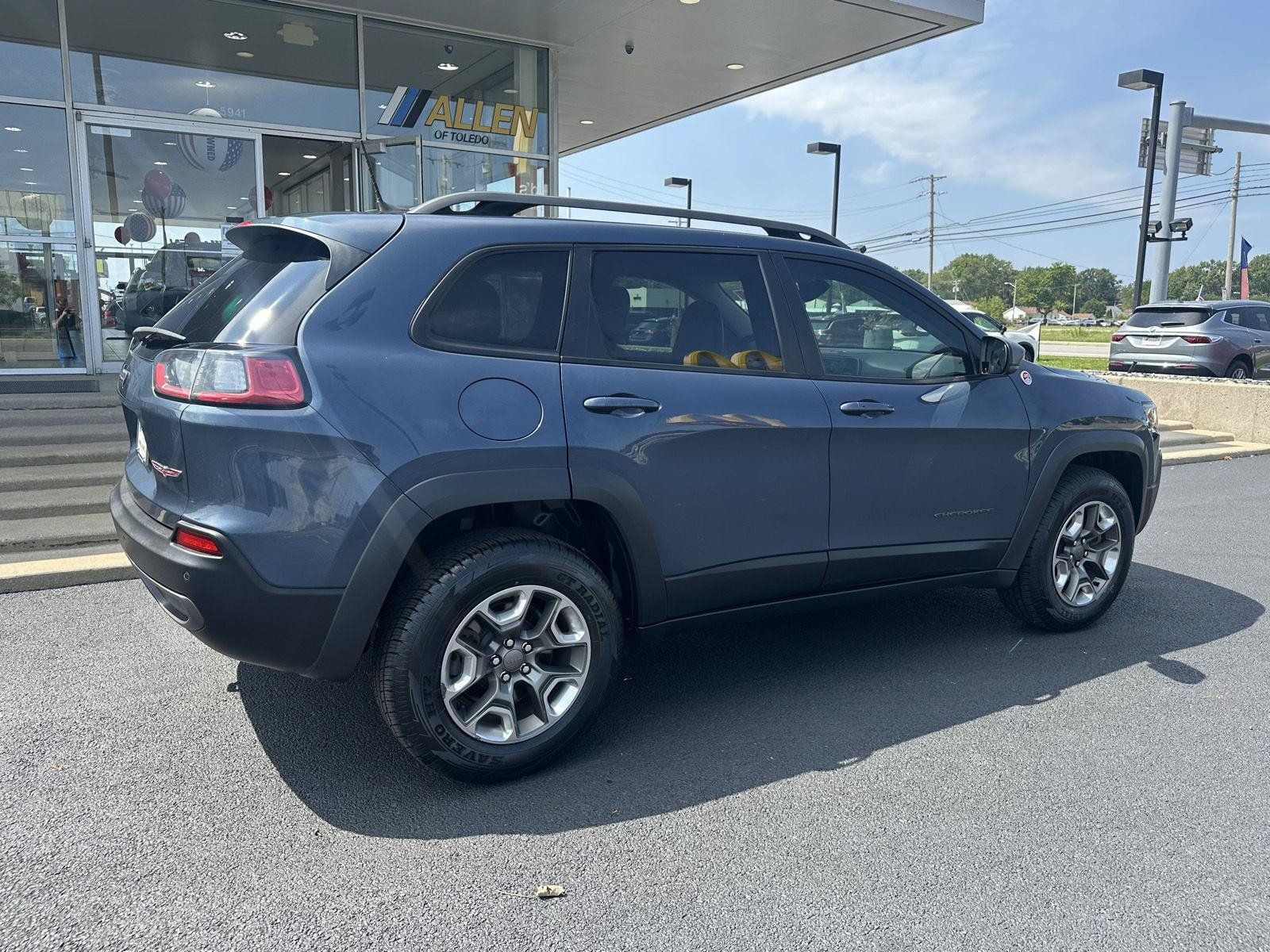 Used 2019 Jeep Cherokee Trailhawk w/ Comfort/Convenience Group AWD/4WD image 15