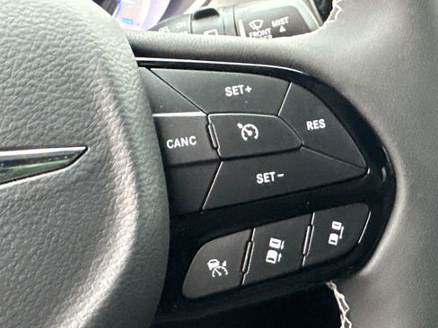 Used 2023 Chrysler Pacifica Limited w/ Uconnect Theater Family Group FWD image 21