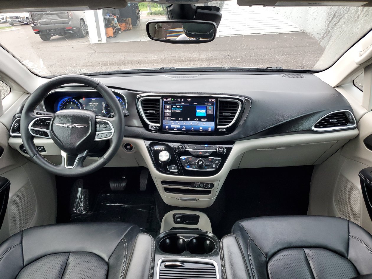 Used 2024 Chrysler Pacifica Touring-L FWD image 10
