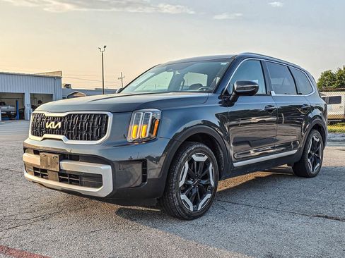 Used 2024 Kia Telluride EX w/ EX Captain's Chair Package AWD/4WD image 3