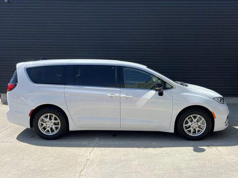 Used 2024 Chrysler Pacifica Touring-L image 10