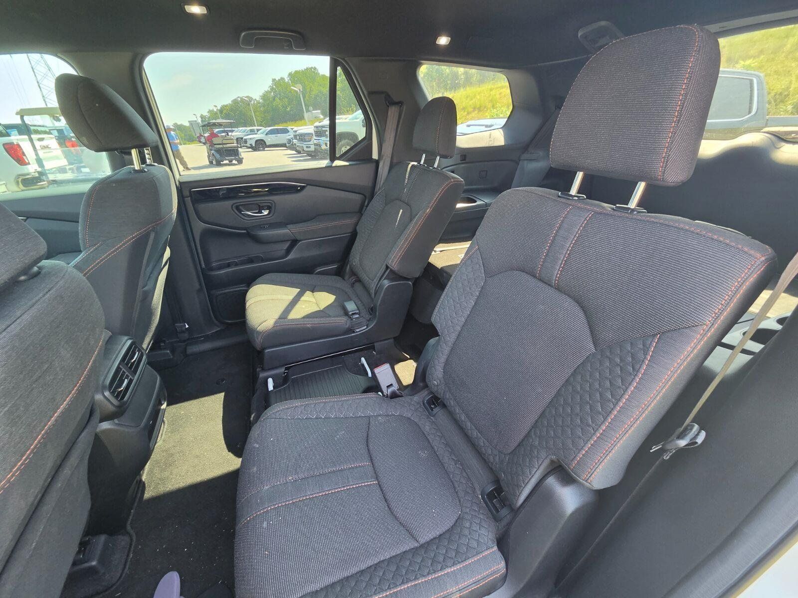 Used 2025 Honda Pilot Sport image 9