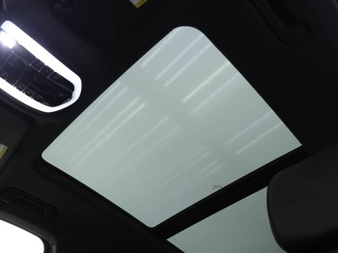 Certified 2024 Porsche Macan image 23