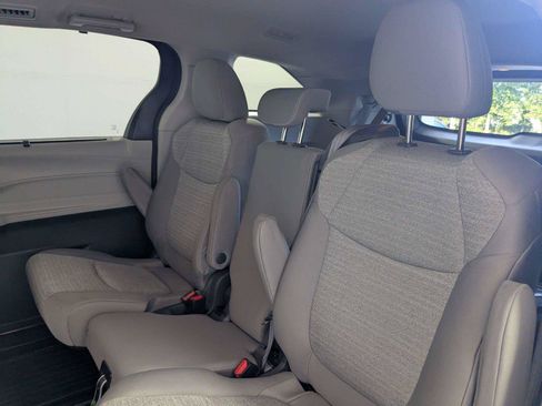 Used 2021 Toyota Sienna LE FWD image 32