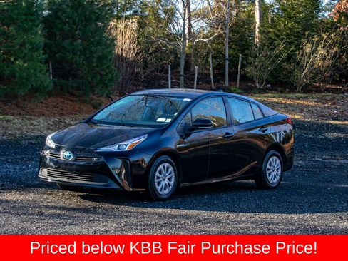Used 2022 Toyota Prius LE image 1