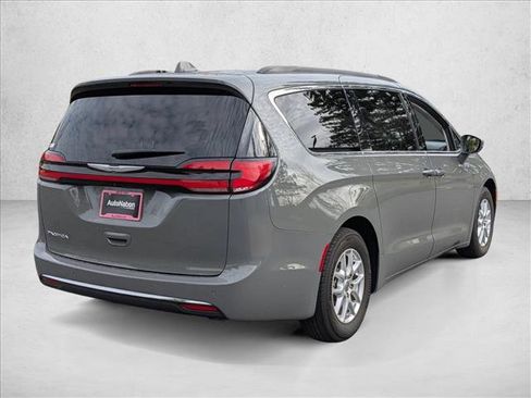 Used 2022 Chrysler Pacifica Touring-L image 5