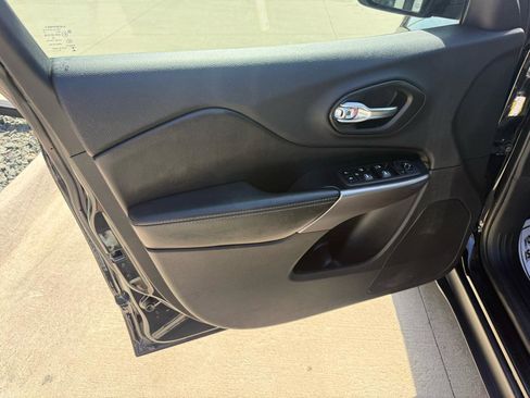 Used 2020 Jeep Cherokee Latitude w/ Cold Weather Group image 12