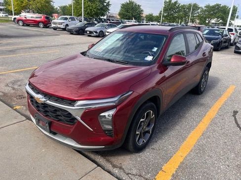 Used 2025 Chevrolet Trax LT w/ LT Convenience Package FWD image 3