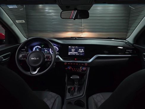 Used 2022 Kia Niro LX image 11