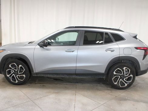 Used 2025 Chevrolet Trax RS w/ Sunroof Package image 6