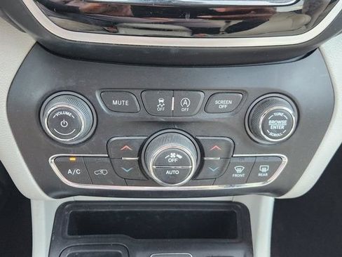 Used 2019 Jeep Cherokee Limited FWD image 16