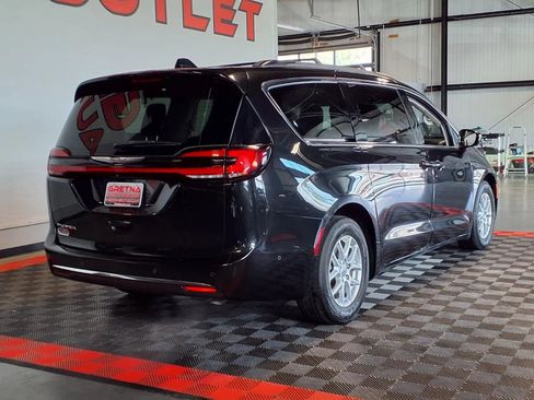 Used 2022 Chrysler Pacifica Touring-L w/ Uconnect Theater Family Group FWD image 8