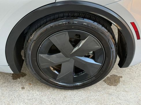 Used 2025 Toyota Prius LE image 30