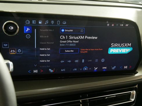 Used 2025 Chevrolet Traverse LT image 22