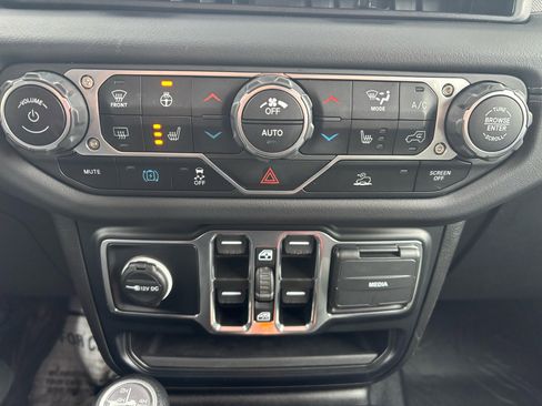 Used 2024 Jeep Wrangler Sahara image 22