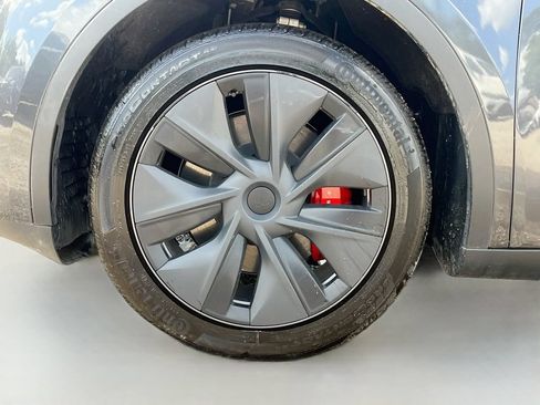 Used 2024 Tesla Model Y Long Range RWD image 30