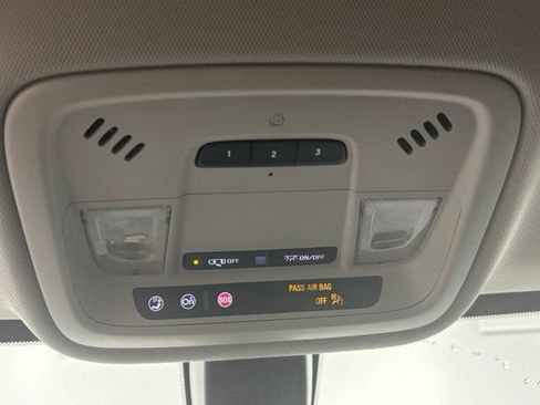 Used 2020 Chevrolet Traverse LT FWD image 33