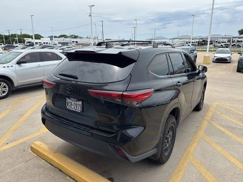 Used 2021 Toyota Highlander XLE AWD/4WD image 8