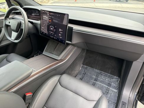 Used 2025 Tesla Model X image 34