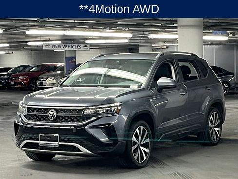 Used 2023 Volkswagen Taos SE w/ Panoramic Sunroof Package AWD/4WD image 3