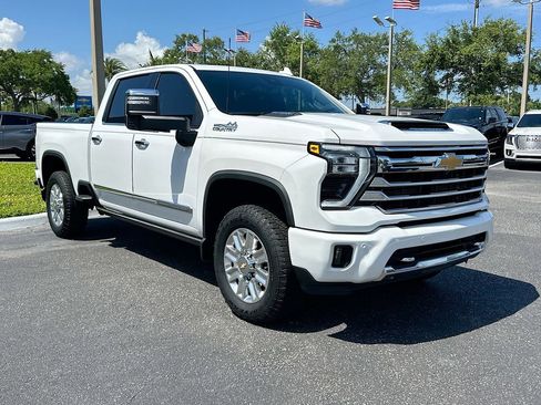 Used 2024 Chevrolet Silverado 2500 High Country w/ High Country Premium Package AWD/4WD image 3