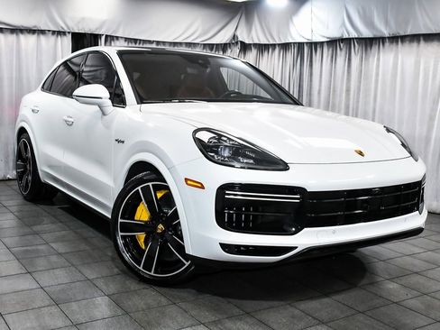 Used 2023 Porsche Cayenne Turbo S image 3