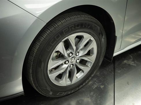 Used 2022 Toyota Sienna XLE w/ XLE Plus Package AWD/4WD image 4