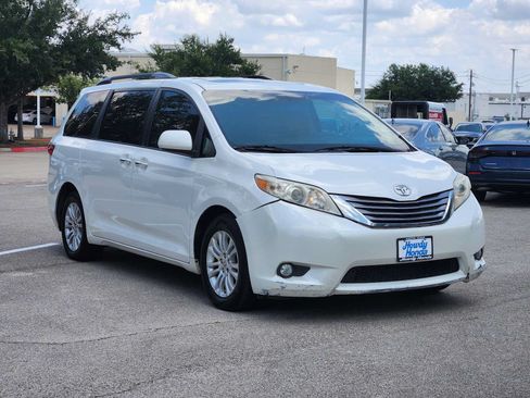 Used 2016 Toyota Sienna XLE w/ XLE Navigation Package FWD image 3