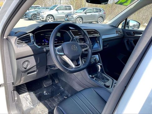 Used 2024 Volkswagen Tiguan SE AWD/4WD image 8