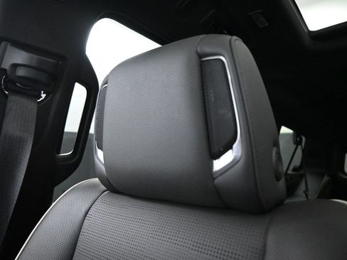 Used 2025 Cadillac Escalade ESV Premium Luxury image 31