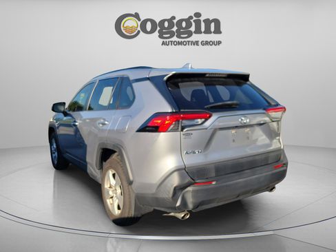 Used 2019 Toyota RAV4 XLE w/ Convenience Package FWD image 2