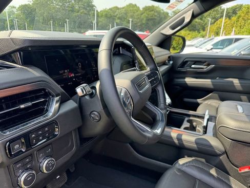 Used 2025 GMC Yukon XL Denali AWD/4WD image 25