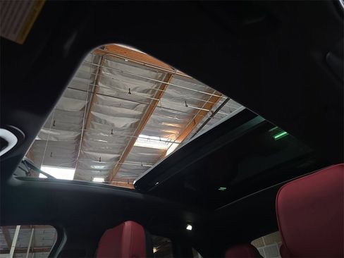 Certified 2025 Porsche Macan Turbo image 27