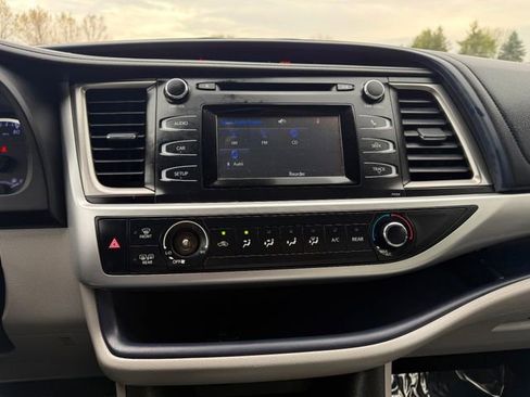 Used 2018 Toyota Highlander LE image 9