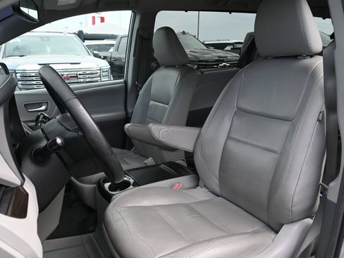Used 2019 Toyota Sienna XLE FWD image 17