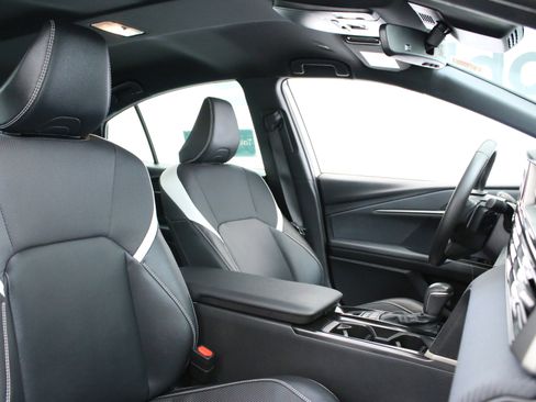 Used 2025 Toyota Camry SE w/ Convenience Package FWD image 28