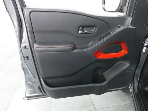 Used 2025 Nissan Frontier PRO-4X image 18