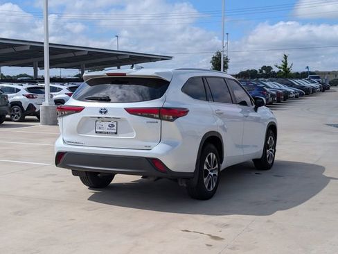 Used 2023 Toyota Highlander XLE AWD/4WD image 5