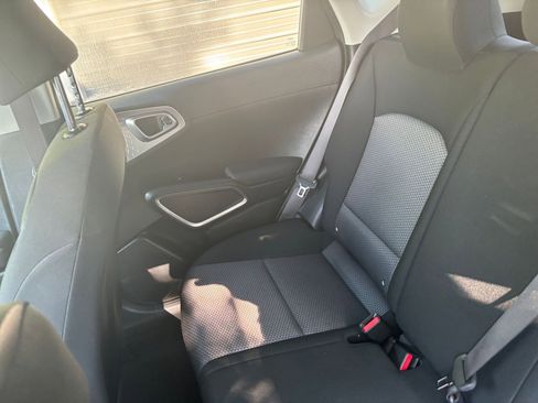 Used 2025 Kia Soul LX w/ LX Technology Package FWD image 34