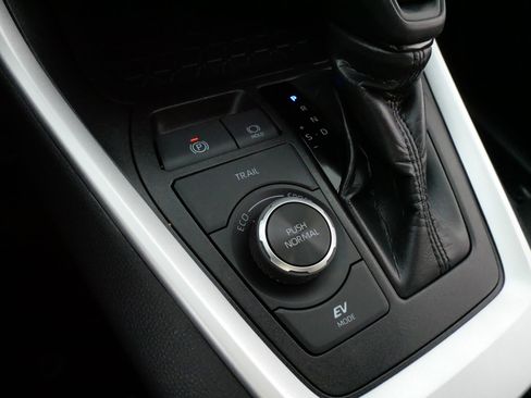 Used 2024 Toyota RAV4 LE image 27