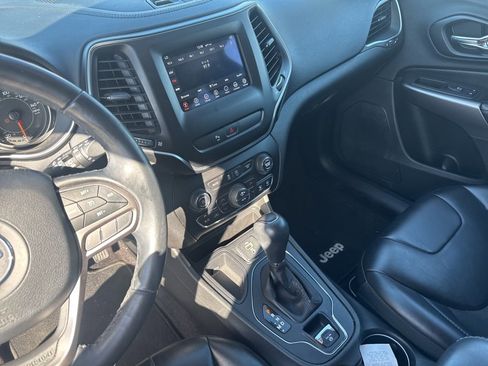 Used 2019 Jeep Cherokee Latitude Plus w/ Comfort/Convenience Group image 16