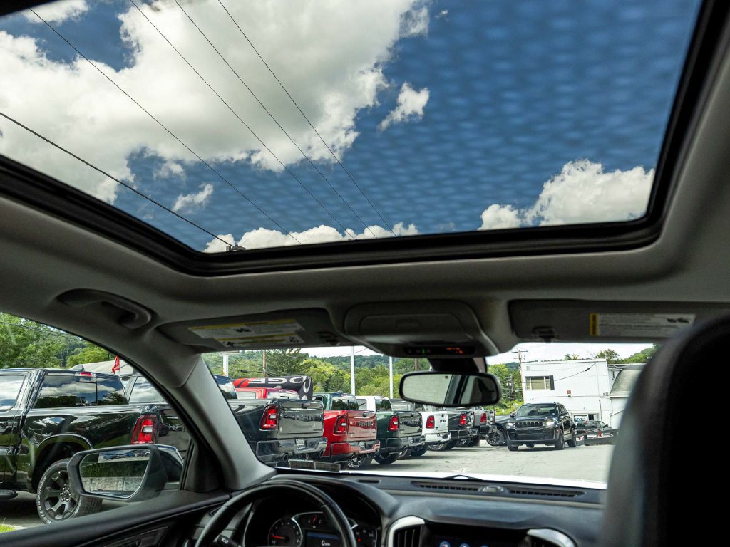 Used 2024 GMC Terrain SLT w/ Elevation Edition AWD/4WD image 32