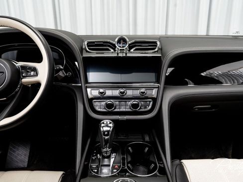 Used 2022 Bentley Bentayga image 39
